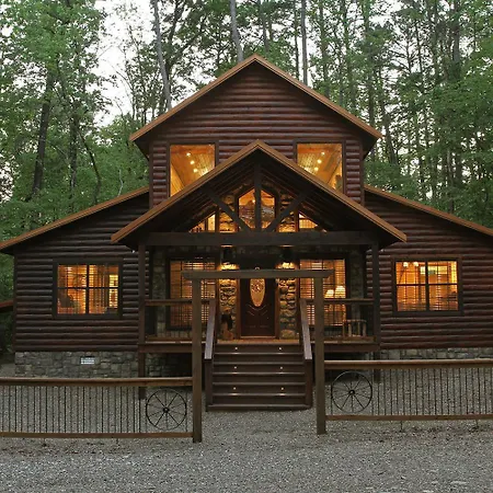 New! Rustic Family Getaway - Great Location, Hot Tub, Pool Table, Pet Ok Vila